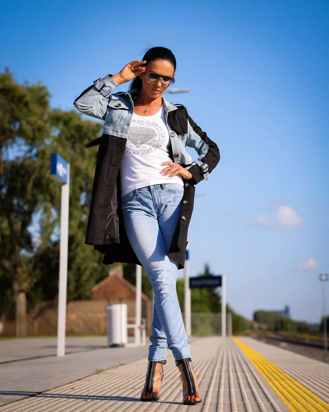 Niezwykle piękna artystka wygląda jak milion dolarów! Śliczna wokalistka disco polo zachwyca elegancką stylizacją! 